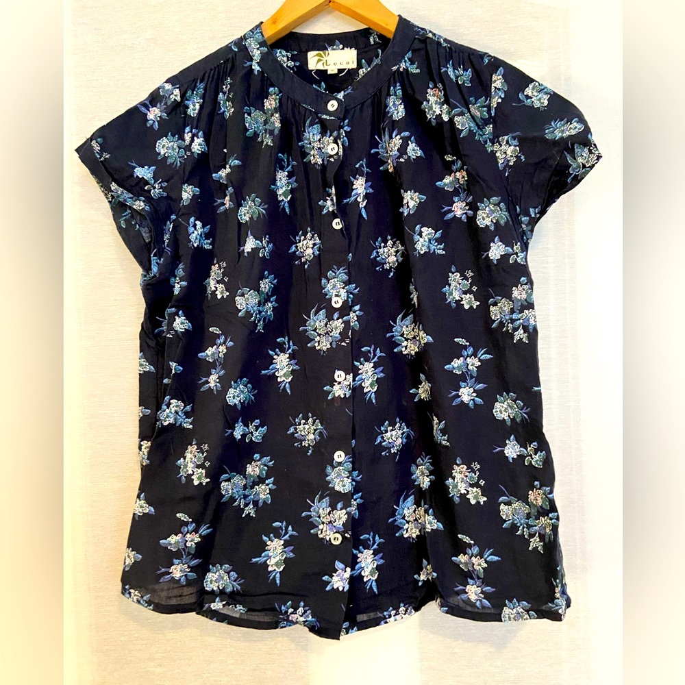 LOCAL APPAREL Lovely navy cotton calico blouse (Italy)
